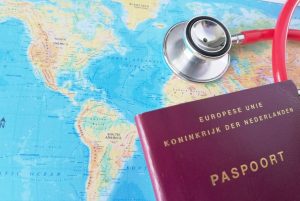 wereldmap met paspoort en stethoscoop